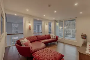 버건디 가죽소파가 돋보이는 클래식 펜트하우 거실